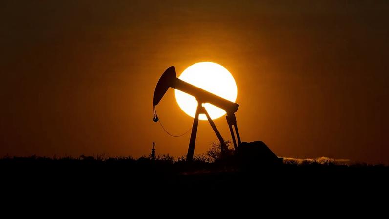 Bomba de petróleo ao sol