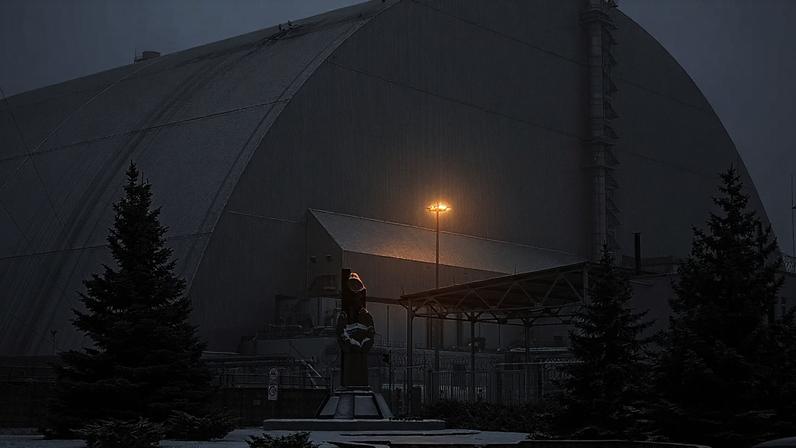 Invólucro de proteção em torno dos restos de um reator danificado na central nuclear desativada de Chernobyl, Ucrânia, sexta-feira, 14 fevereiro 2025