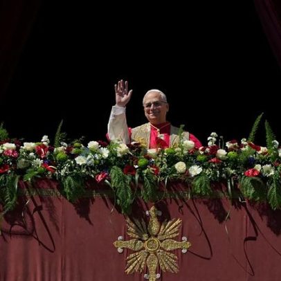 Papa Leão XIV pede depor armas na bênção pascal