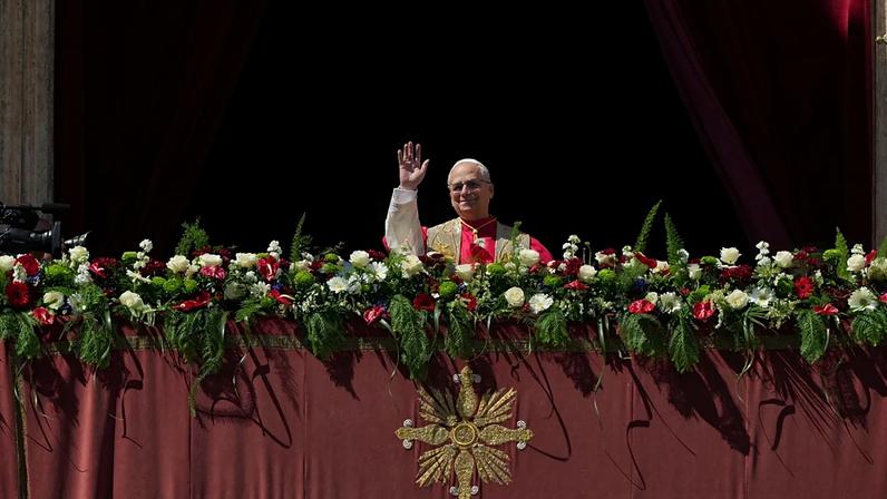 Papa Leão XIV pede depor armas na bênção pascal