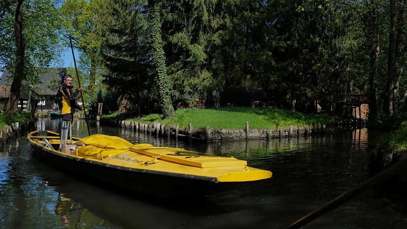 Carteira Andrea Bunar navega num barco, usando um longo remo nos canais estreitos na primeira ronda de correio de verão em Lehde, Lübbenau, Alemanha, 29 abril 2026
