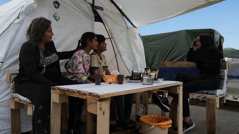 Pessoas deslocadas que fugiram aos ataques israelitas no sul do Líbano sentam-se no exterior de tendas de abrigo, em Beirute, Líbano, sexta-feira, 24 de abril de 2026