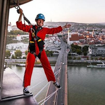 Passeios em telhados icónicos atraem amantes de adrenalina em todo o mundo