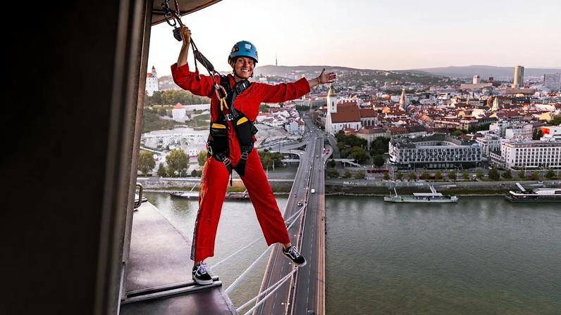 Turista participa no Skywalk da torre UFO, em Bratislava