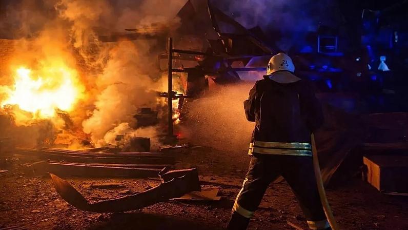 Equipas de salvamento apagam um incêndio após um ataque de um drone russo na região de Odesa, 15 de abril de 2026