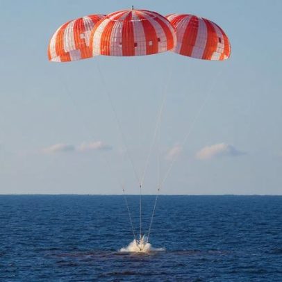 Astronautas da Artemis II regressam à Terra após viagem histórica à Lua