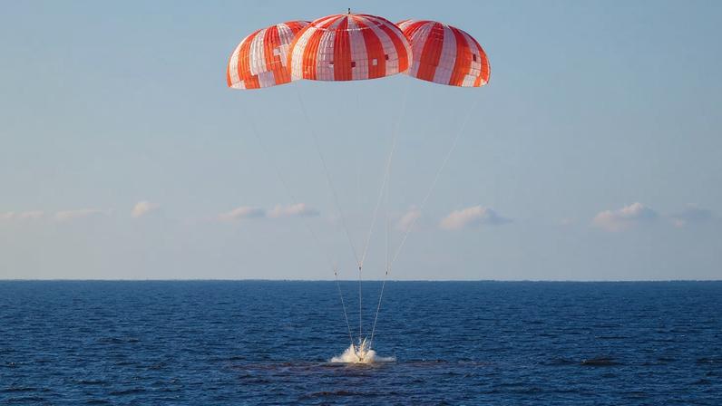 Nesta fotografia fornecida pela NASA, a nave espacial Orion com os tripulantes da Artemis II a bordo cai no Oceano Pacífico ao largo da costa da Califórnia, sexta-feira, 10 de abril de 2026.