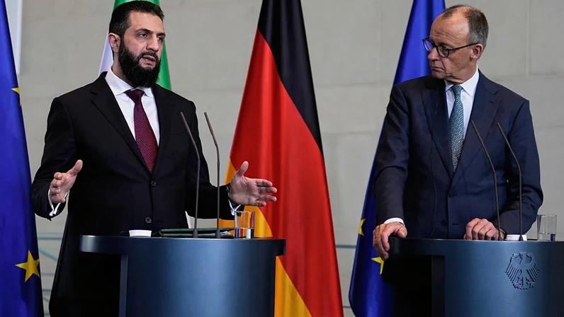 O chanceler alemão Friedrich Merz (à esquerda) recebe Ahmed al-Sharaa, presidente do governo de transição sírio