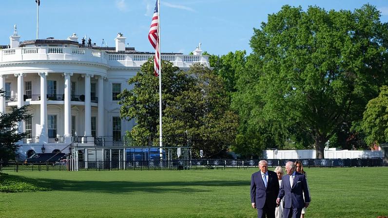 O Presidente Donald Trump e o rei Carlos III do Reino Unido chegam para ver o jardim e a colmeia da Casa Branca, no relvado sul, segunda-feira, 27 de abril de 2026