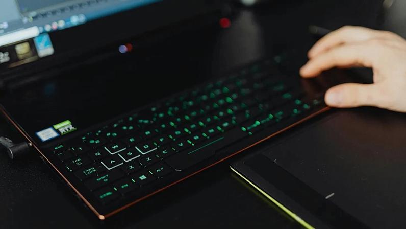 Assistente de programação com IA apaga base de dados da empresa e pede desculpa