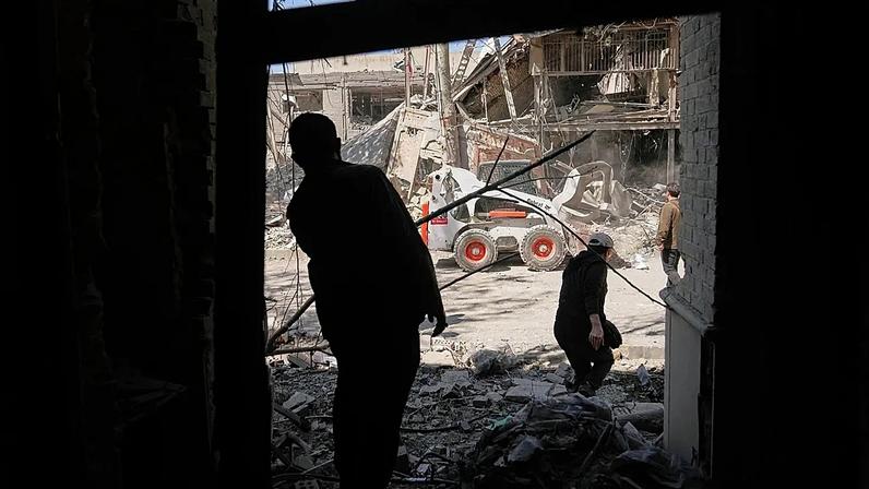 Trabalhadores retiram destroços do complexo da Universidade de Tecnologia Sharif, que as autoridades iranianas dizem ter sido atingido por um ataque israelo-americano, em Teerão, 6 de abril de 2026