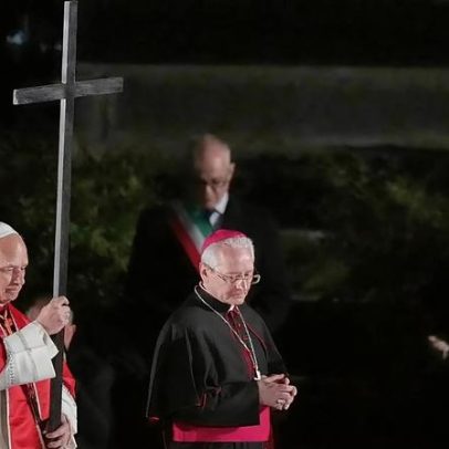 Papa Leão XIV carrega a cruz sozinho na Via Sacra da Sexta-Feira Santa