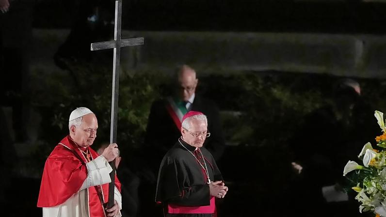 Papa Leão XIV carrega a cruz sozinho na Via Sacra da Sexta-Feira Santa