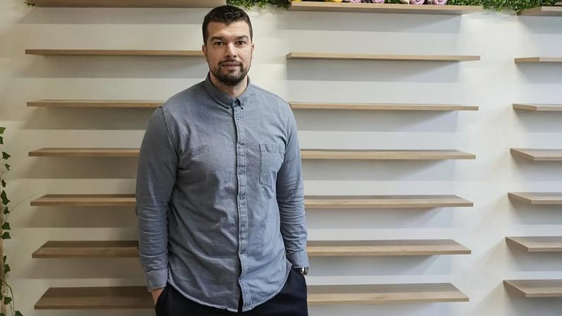 ARQUIVO: Mohamed Boukhatem, cofundador e diretor da SneakCoeurZ, organização sem fins lucrativos que dá uma segunda vida a calçado usado em França, 25 de março de 2026