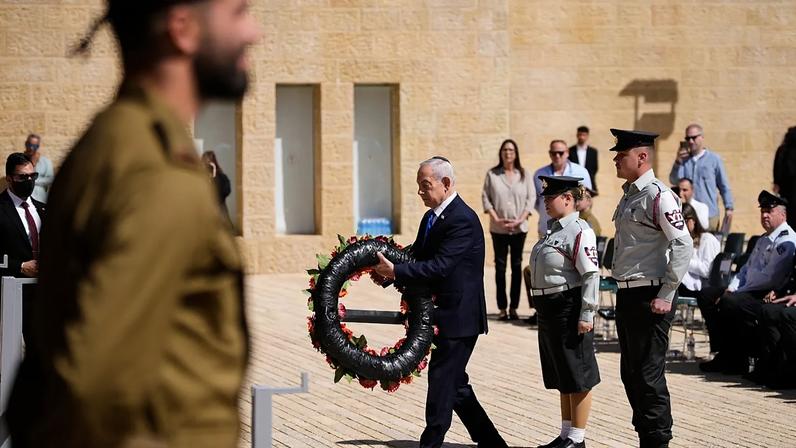 Primeiro-ministro israelita Benjamin Netanyahu deposita coroa de flores numa cerimónia que assinala o Dia anual da Memória do Holocausto
