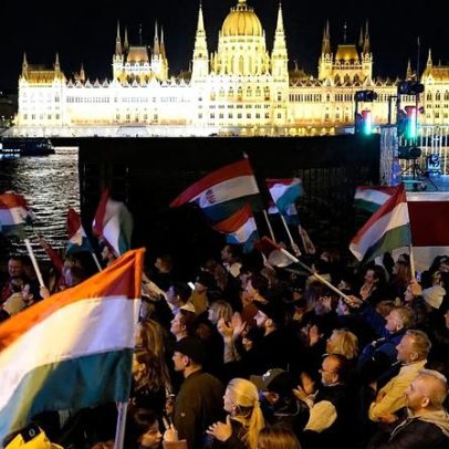 Apoiantes do partido de Péter Magyar celebram em Budapeste
