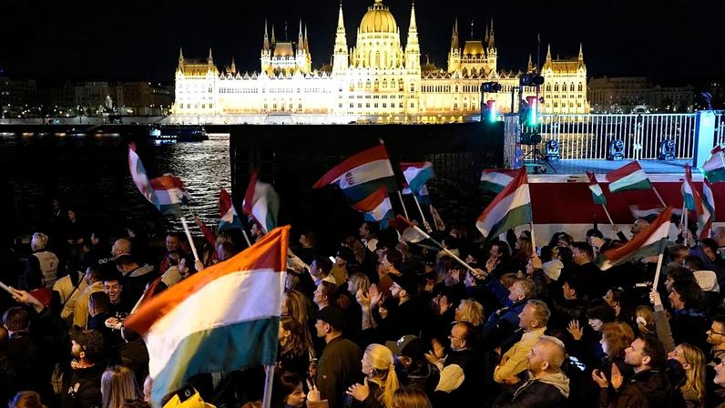 Apoiantes do partido de Péter Magyar celebram em Budapeste