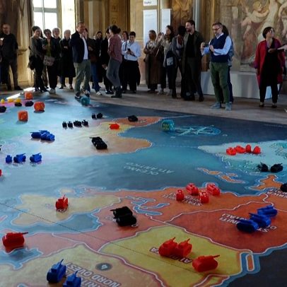 Jogos de Go e Monopólio aproximam gerações na Itália