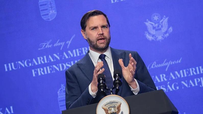 O vice-presidente dos EUA, JD Vance, dá uma conferência de imprensa conjunta com o primeiro-ministro húngaro, Viktor Orban, em Budapeste, Hungria, na terça-feira, 7 de abril de 2026. (Jonathan Ernst/Pool Photo