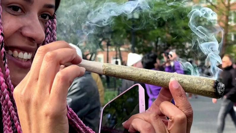 Uma mulher fuma canábis para celebrar o dia anual da canábis, encontro de entusiastas em Nova Iorque, Estados Unidos, em 20 de abril de 2026.