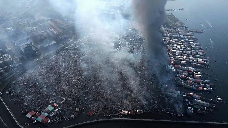 Incêndio destruiu cabanas de madeira numa povoação em Bornéu, Malásia 20.04.2026.
