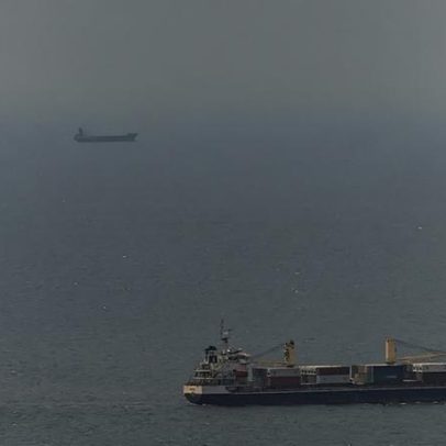 Irão ataca três navios no Estreito de Ormuz; EUA mantêm bloqueio