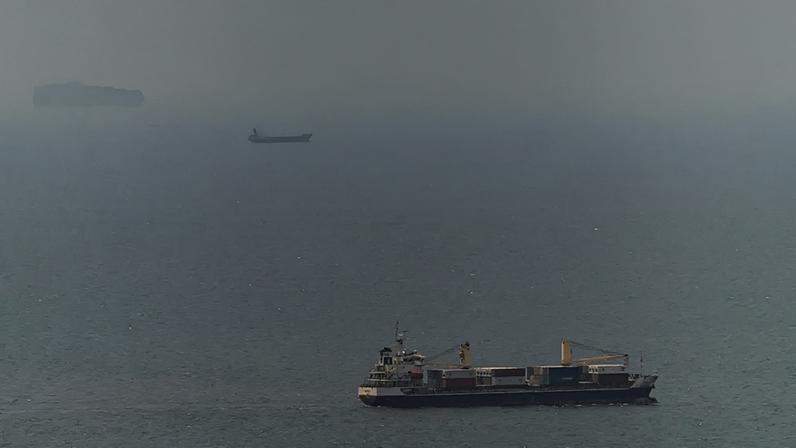 O cargueiro "Baghdad", com bandeira da Jordânia, navega no Golfo Pérsico em direção ao Estreito de Ormuz, nos Emirados Árabes Unidos, quarta-feira, 22 de abril de 2026