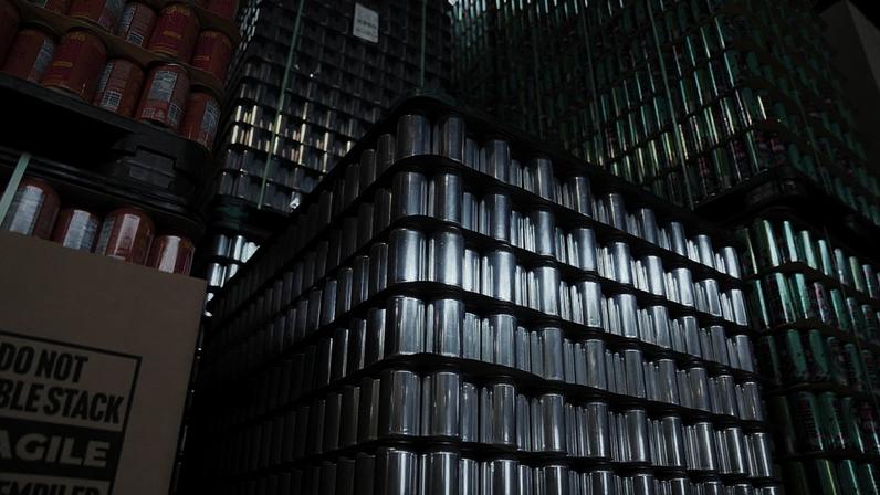 Latas vazias de alumínio empilhadas na cervejeira Revolution Brewing, em Chicago, em 20 de fevereiro de 2026