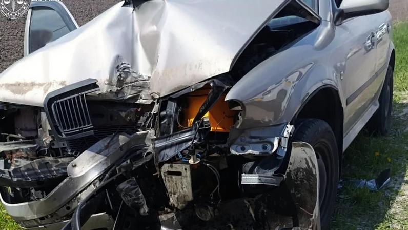 Um carro danificado num ataque russo em Dnipro