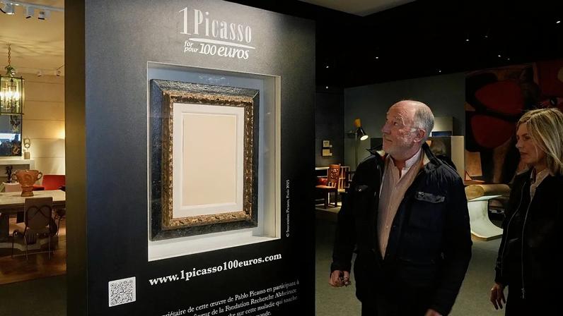 Visitantes observam 'Cabeça de mulher', de Pablo Picasso (1941), em Paris, 10/04/2026, que será leiloado pela Christie's na próxima semana