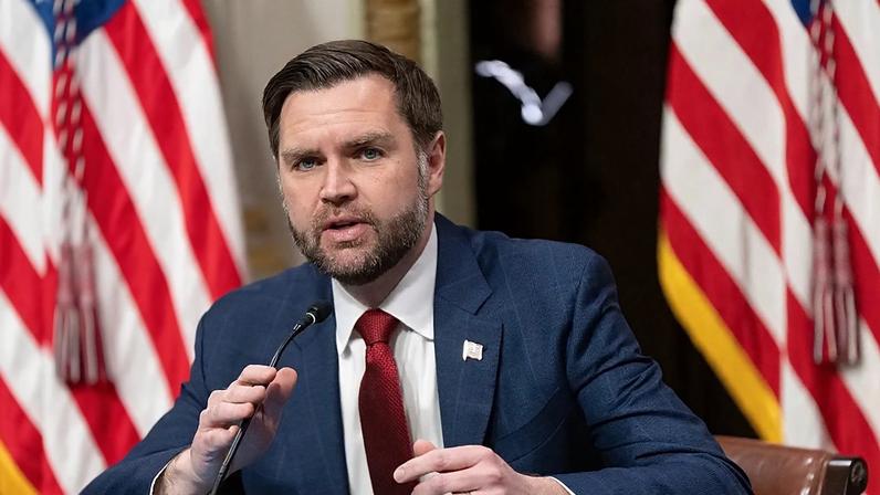 O Vice-Presidente JD Vance, presidente do recém-formado Grupo de Trabalho para a Eliminação da Fraude, discursa durante a primeira reunião do grupo de trabalho na Sala do Tratado Indiano no Eisenhower Exec