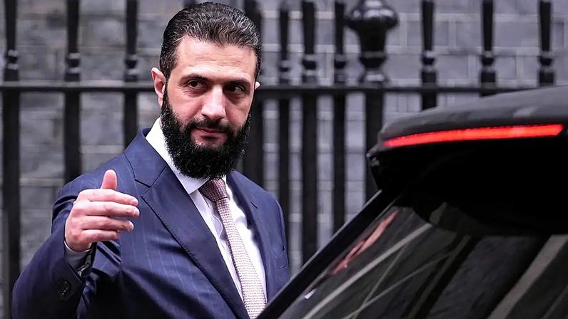 O Presidente da Síria, Ahmed al-Sharaa, sai do nº 10 de Downing Street, em Londres, a 31 de março de 2026