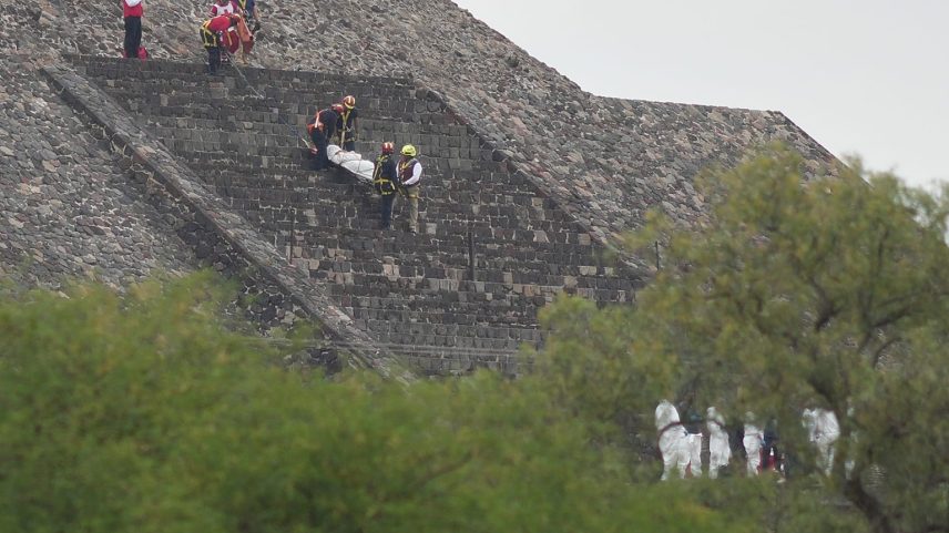 Técnicos forenses descem o corpo de uma vítima de uma pirâmide depois de um atirador ter disparado, em Teotihuacan, México, segunda-feira, 20 de abril de 2026
