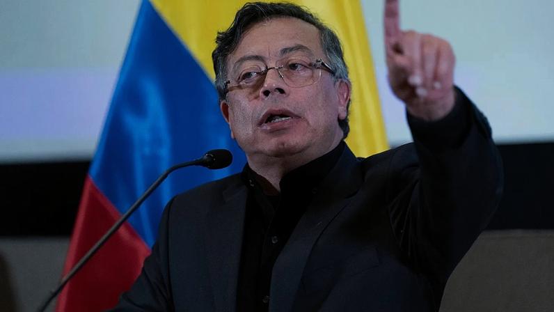 Presidente colombiano afirma que Hitler está vivo na Europa por ódio racial
