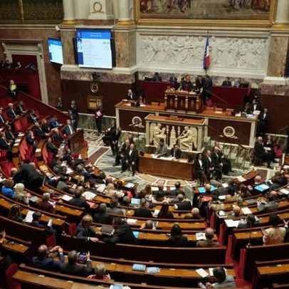 Governo francês adia análise de projeto de lei contra antissemitismo para junho