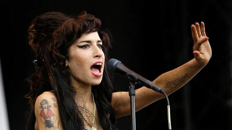 Pai de Amy Winehouse perde disputa sobre venda dos bens da filha