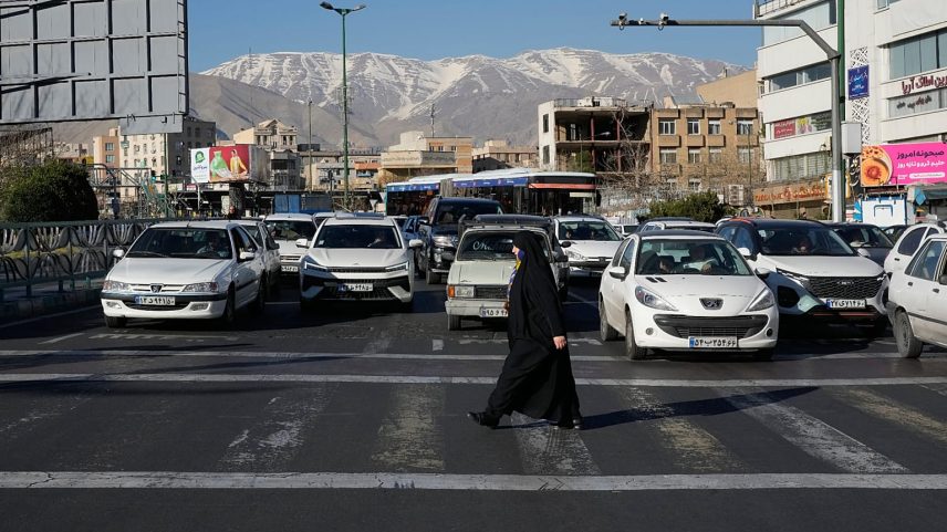 Uma mulher atravessa uma rua em Teerão, no Irão, quinta-feira, 26 de fevereiro de 2026. (AP Photo/Vahid Salemi)