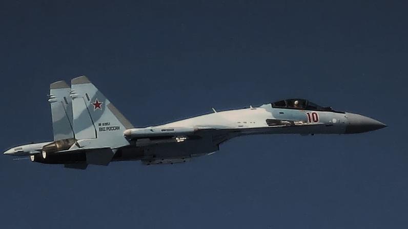Um caça russo Su-35 sobrevoa o Mar Báltico, 20 de abril de 2026