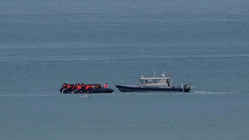 França e Reino Unido renovam acordo para reduzir travessias no Canal da Mancha