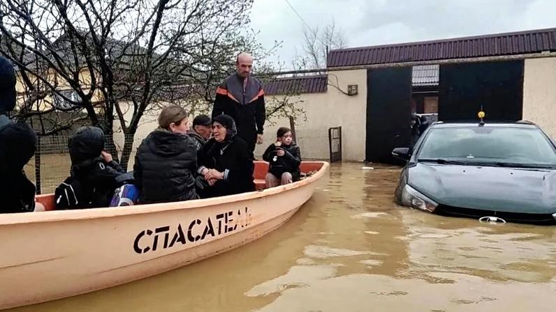 Imagem de um vídeo do serviço de imprensa do Ministério das Emergências russo: funcionários do Ministério das Emergências evacuam pessoas da zona de inundação no distrito de Derbent, República do Daguestão, 5 de abril de 2026.