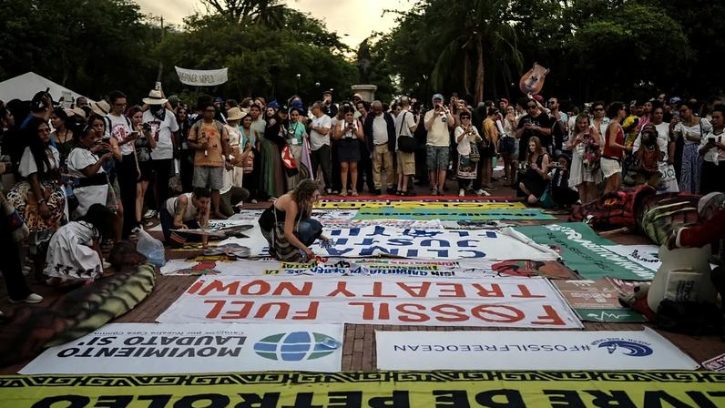 Activistas participam numa manifestação durante uma conferência que visa a transição para o abandono dos combustíveis fósseis, segunda-feira, 27 de abril de 2026, em Santa Marta, Colômbia.
