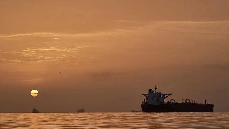 O sol nasce por detrás de petroleiros ancorados no Estreito de Ormuz, ao largo da costa da ilha de Qeshm, 18 de abril de 2026