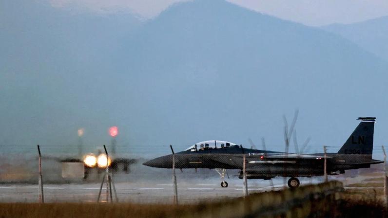 Um jato F-15 descola na base aérea da NATO em Aviano, Itália, segunda-feira, 21 de março de 2011.