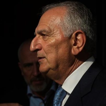 Sumo de tomate atirado ao príncipe exilado Reza Pahlavi em Berlim