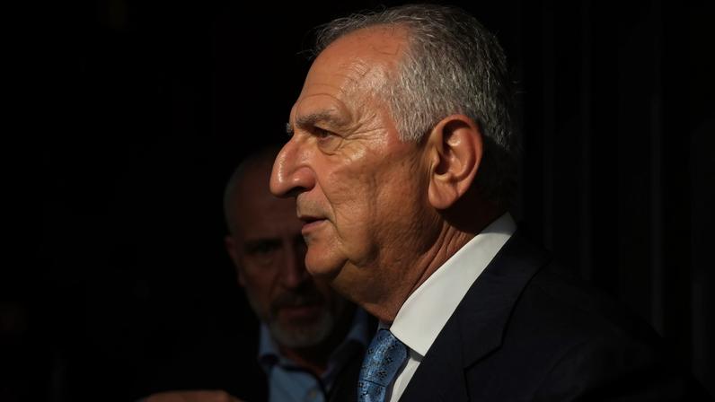 Sumo de tomate atirado ao príncipe exilado Reza Pahlavi em Berlim