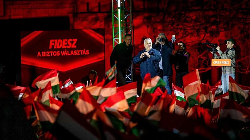 O primeiro-ministro Viktor Orbán no comício de campanha do Fidesz-KDNP em Buda, na Praça Szentháromság