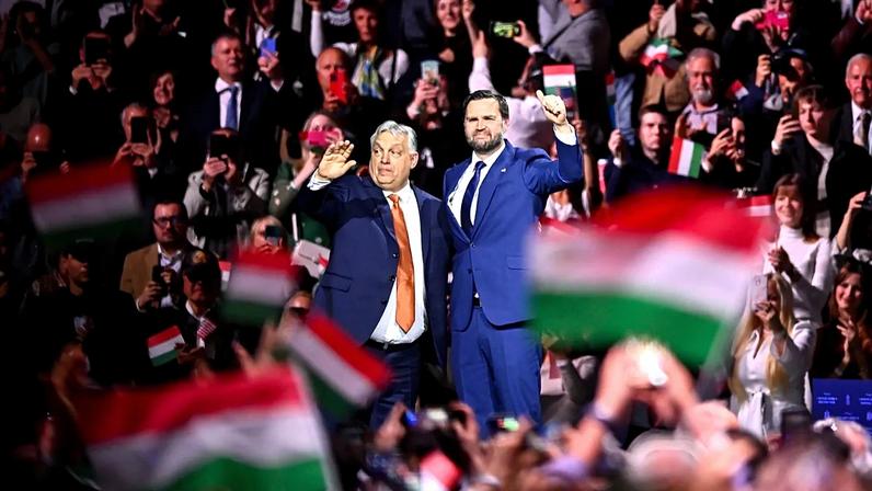 O primeiro-ministro húngaro Viktor Orban, à esquerda, e o vice-presidente dos EUA, JD Vance, gesticulam no final de um comício pré-eleitoral em Budapeste, Hungria, terça-feira, 7 de abril de 2026.