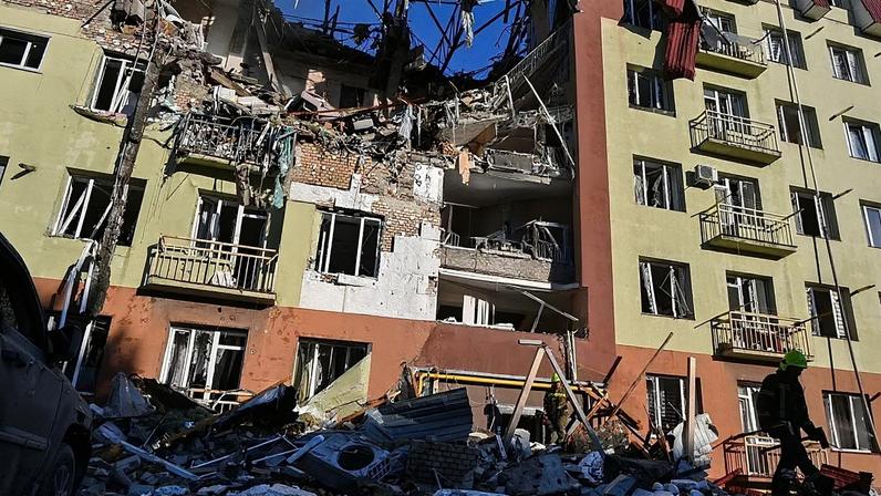 Uma equipa de salvamento caminha em frente a um edifício residencial que foi fortemente danificado após uma greve russa em Odesa, 6 de abril de 2026