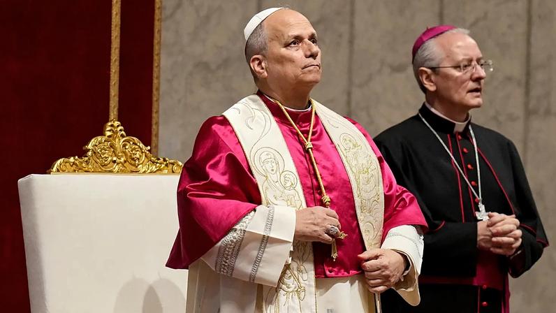 O Papa Leão XIV lidera uma vigília pela paz na Basílica de São Pedro, no Vaticano, sábado, 11 de abril de 2026.