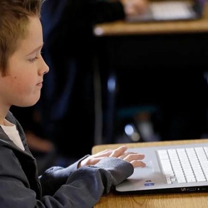 UE propõe travar o scroll infinito e reforçar proteção infantil online